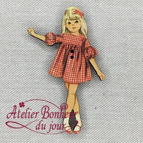 フランス製 木製ボタン　赤いチェック柄ドレスの女の子